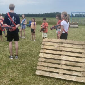 Kinderen spelen lasergame tijdens een actief evenement op locatie