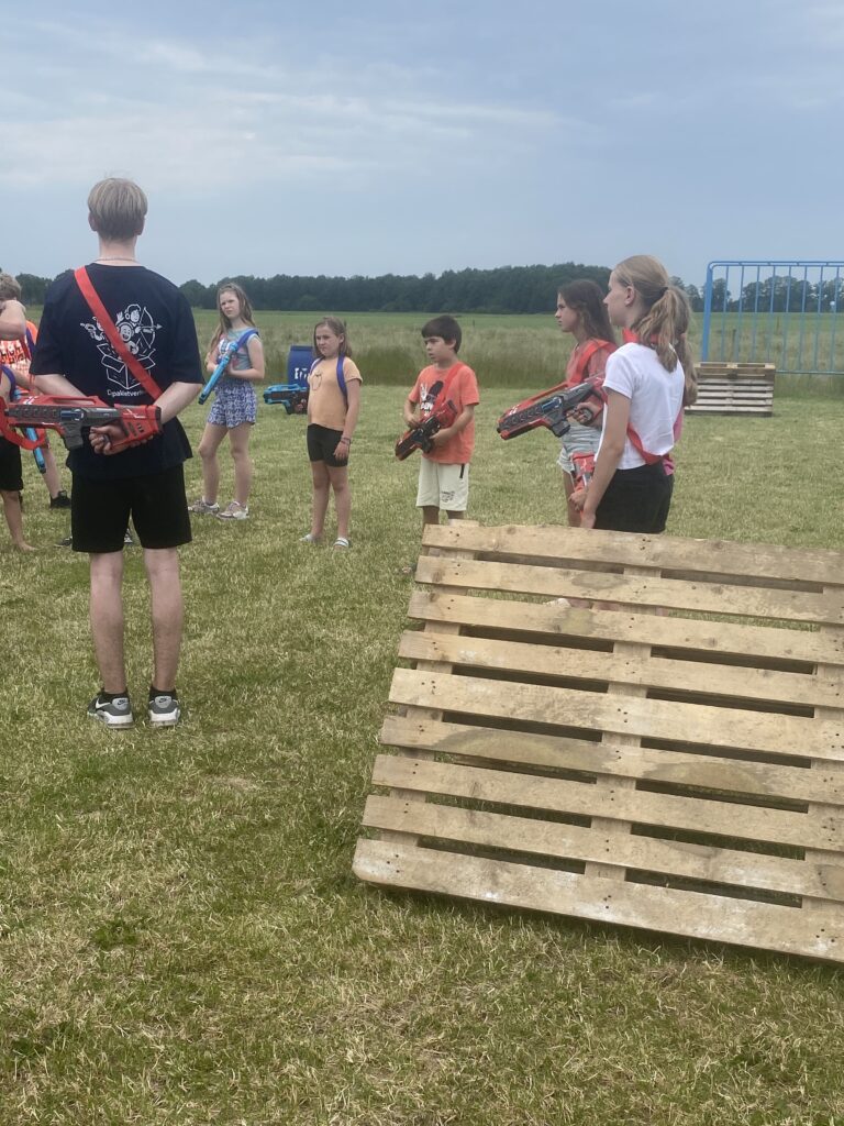 Kinderen spelen lasergame tijdens een actief evenement op locatie