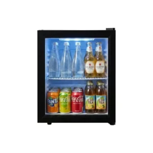 Mini koelkast met glazen deur gevuld met drankjes voor feestjes en evenementen